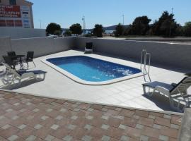 Foto di Hotel: Apartment Brodarica 4249c