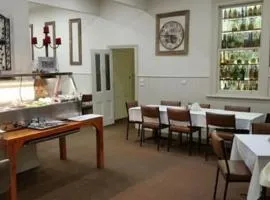 Royal Hotel Snake Valley