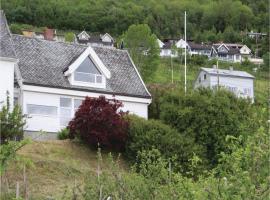 Hotel foto: Three-Bedroom Holiday Home in Leikanger