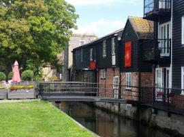 A picture of the hotel: SUPERB City Centre on the river ground floor with balcony great location HOST WILL MEET GUESTS ON ARRIVAL