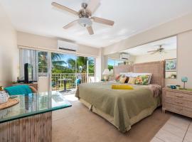 A picture of the hotel: Waikiki Shore 305 (beachfront/balcony)