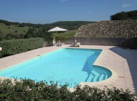 Hotel Foto: Cozy Holiday Home in Montayral with Private Pool