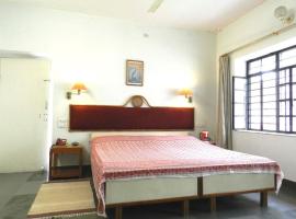 호텔 사진: Room in a bed & breakfast in Chandpole, Jaipur, by GuestHouser 9123