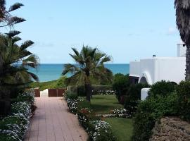 Hotel Photo: Villa meublée face à la mer, Golf et Verdure