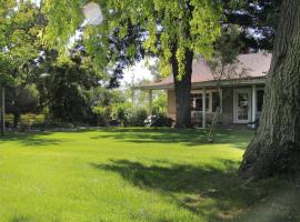 A picture of the hotel: Cottage on Armstrong