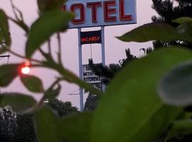 Hotel fotoğraf: Falcon Nest Motel