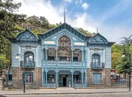 博尔若米金色郁金香酒店