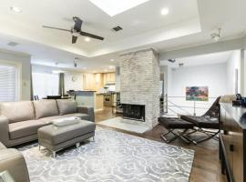 รูปภาพของโรงแรม: Chic Dallas Townhouse