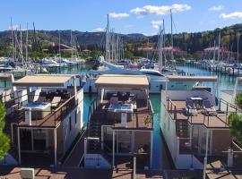 Floating Sea Houses MARINA LUX, ξενοδοχείο σε Portorož