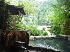 吉野家湖泉阁传统日式旅馆，位于Totsukawa的酒店