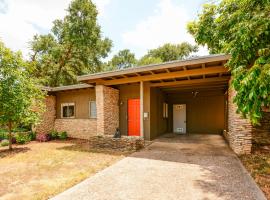 A picture of the hotel: 2003 Rabb Glen Duplex Unit B Duplex