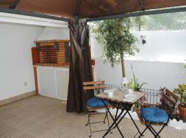 Hotel fotografie: Linda a Velha Apartment with private backyard