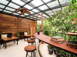 Treehouse Suites - Boutique Serviced Apartment, hotel in Jakarta