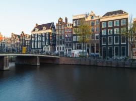 होटल की एक तस्वीर: 18th Century Groundfloor Canal House with patio/garden