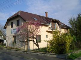 Fotos de Hotel: 4Fenyő Magánszállás Nagyatád