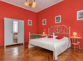 Фотография гостиницы: Pula city center big apartment with private parking