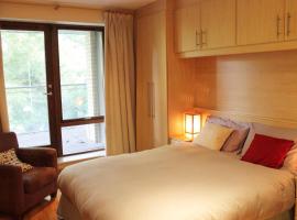 Hotel Photo: Nice Spacious Apartment in Quiet Area with Balcony