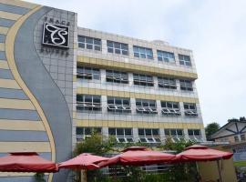 Trace Suites by SMS Hospitality, ξενοδοχείο σε Los Banos