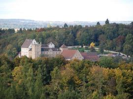 होटल की एक तस्वीर: Schloss Weitenburg