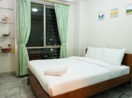 Фотографія готелю: 3 BR Spacious Mitra Oasis Senen Apartment By Travelio