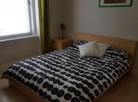 Hotel foto: 3 bedroom west end flat with parking