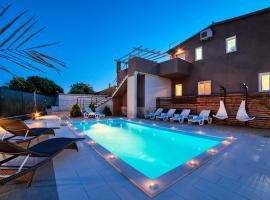 Stylish & luxury villa with pool, biliard, extra pool heating available - WiiBuk, hotel v destinaci Pula