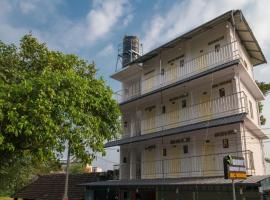 Gems 9 Airport Hotel, hotelli kohteessa Nedumbassery