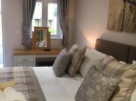 Hotel Photo: De Courceys Manor Suites & Cottages