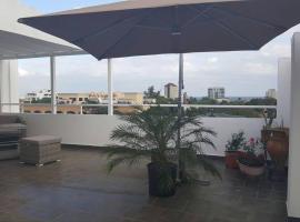 Hotel fotoğraf: Penthouse with Private Rooftop with BBQ