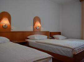 Hotel Photo: Triple Room Sinj 14466c