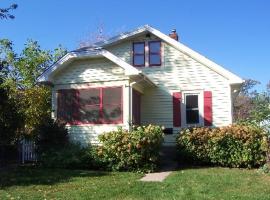 รูปภาพของโรงแรม: Quaint and Historic Home Well Located in Charming Minneapolis Neighborhood