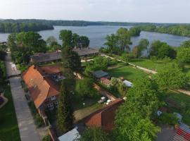 A picture of the hotel: 4 Sterne Wohnen "Zum alten Forsthof" am Schlosspark, App 1 "smuck und groot"