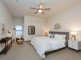 รูปภาพของโรงแรม: Capitol Mall 2BR Apartment in Downtown Nashville