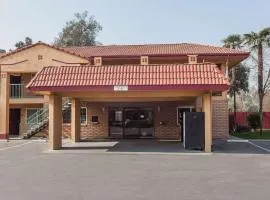 Super 8 by Wyndham Visalia, hôtel à Visalia