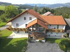 A picture of the hotel: Apartment am Bio Bauernhof Holzer
