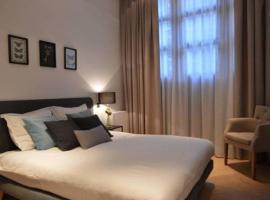 รูปภาพของโรงแรม: Romantic ground floor suite in Pijp near Sarphatipark