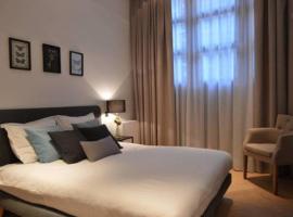 ホテル写真: Romantic ground floor suite in Pijp near Sarphatipark