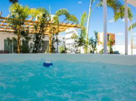 호텔 사진: Luxury in Bella Vista with roof top Jacuzzi area!