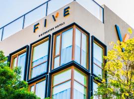 होटल की एक तस्वीर: Five Hotel & Residences