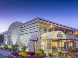 Days Inn & Suites by Wyndham Dayton North, hotel in Dayton