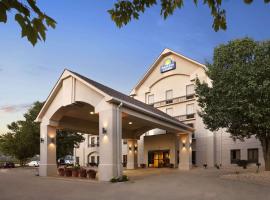 होटल की एक तस्वीर: Days Inn & Suites by Wyndham Cedar Rapids