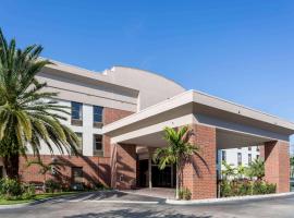 Days Inn & Suites by Wyndham Fort Myers Near JetBlue Park、フォートマイヤーズのホテル
