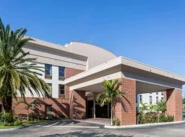 Days Inn & Suites by Wyndham Fort Myers Near JetBlue Park, hotel in Fort Myers