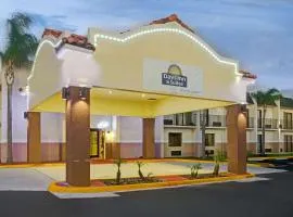 Days Inn & Suites by Wyndham Tampa - Ybor City, מלון בטמפה