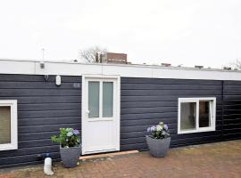 ホテル写真: Beautiful houseboat with terrace jacuzzi