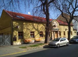 Hotel fotoğraf: Penzion Pod Kaštany Kvasice