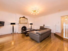 A picture of the hotel: Luxurious 3 Bed Apartment Ballsbridge area