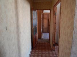Foto di Hotel: Apartment on Verkhnenolnaya 4