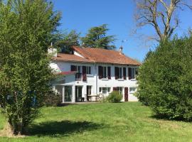 A picture of the hotel: Maison de campagne avec tennis et autres activités sportives