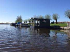 ホテル写真: Waterhut 1 Aduarderzijl